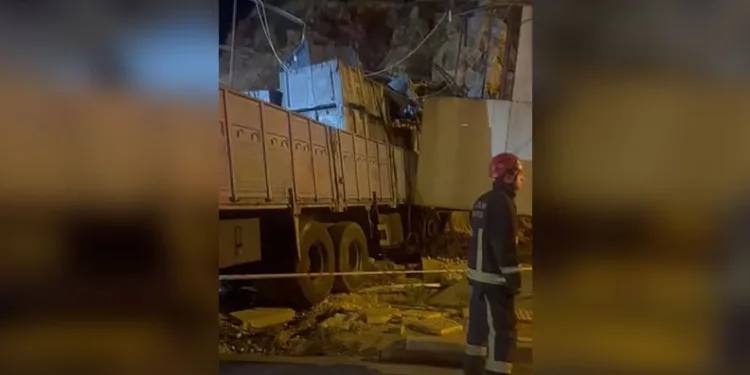 Ayağını ahşap kesme makinesine kaptıran işçi yaralandı