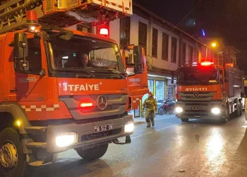 İnegöl’de 2 katlı ahşap binada yangın