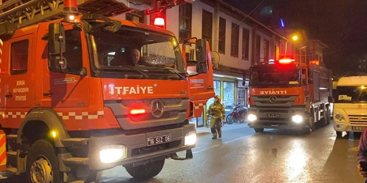İnegöl’de 2 katlı ahşap binada yangın