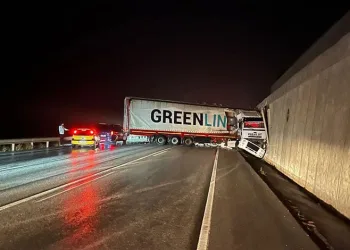 Bursa’da kontrolden çıkan TIR istinat duvarına çarptı