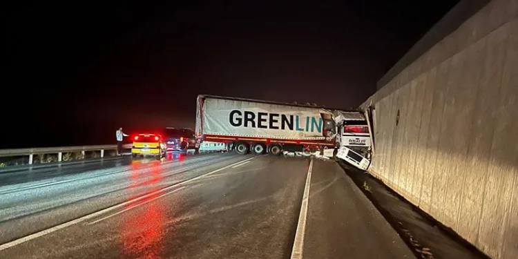 Bursa’da kontrolden çıkan TIR istinat duvarına çarptı