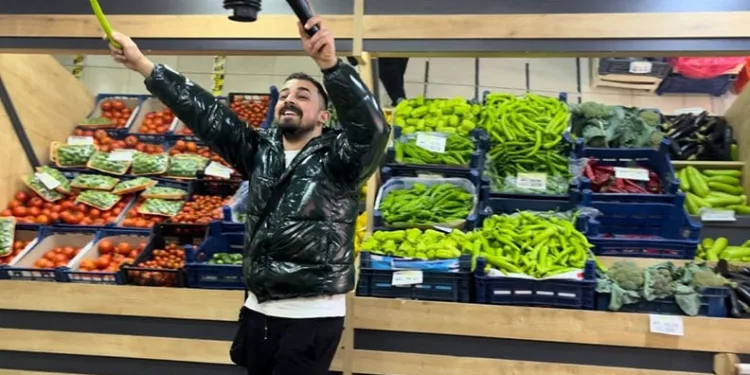 Bursa’da bu markete uğrayan ya halay çekiyor, ya dans ediyor