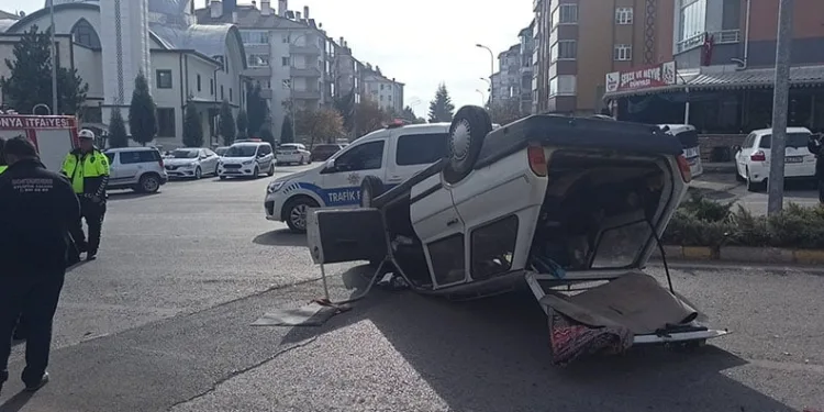 Takla atan otomobildeki dede torun yaralandı