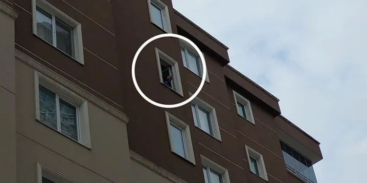 Diyarbakır’da seyir halindeki otomobil alev topuna döndü