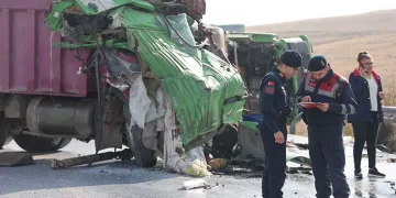 Karşı şeride geçen kamyon başka bir kamyonla çarpıştı: 2 ölü