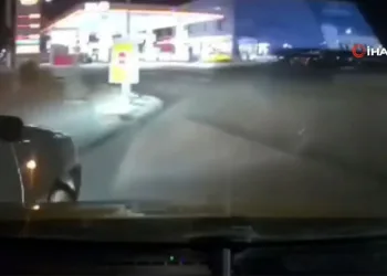 Benzin istasyonuna girmek için geç kalan sürücü kazaya neden oldu