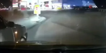 Benzin istasyonuna girmek için geç kalan sürücü kazaya neden oldu