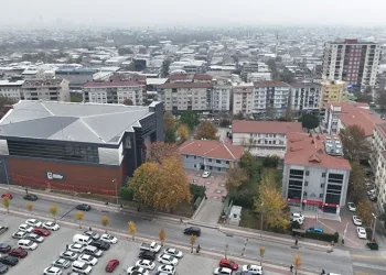 Başkanlık konutunu yıkıp çocuklar için spor tesisi yapıyor