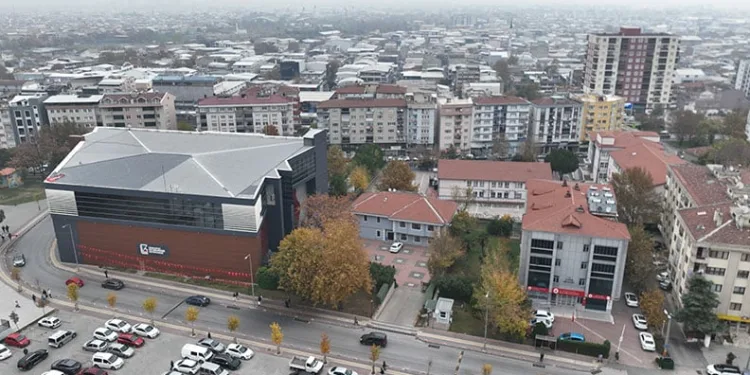 Başkanlık konutunu yıkıp çocuklar için spor tesisi yapıyor