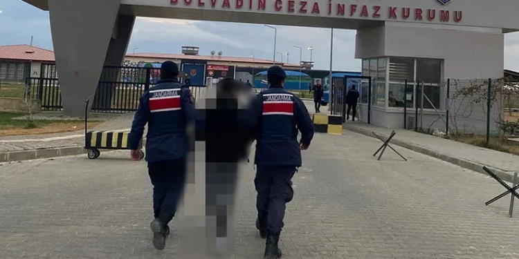 6 yıl 8 ay hapis cezasıyla aranan şahsı jandarma yakaladı