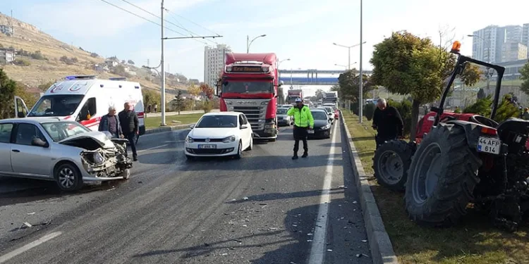 Otomobil ile traktör çarpıştı: 2 yaralı