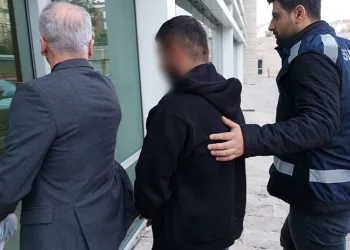 Esenyurt’ta sağlık malzemeleri üreten fabrikanın deposunda korkutan yangın