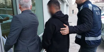 Esenyurt’ta sağlık malzemeleri üreten fabrikanın deposunda korkutan yangın