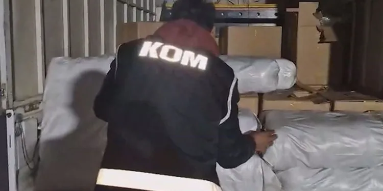 Kamyonet kasasından 821 kilogram kaçak tütün çıktı