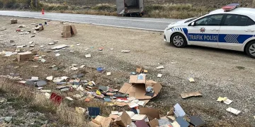Bakanlığa ait kamyon kaza yaptı, kitaplar etrafa saçıldı: 1 yaralı