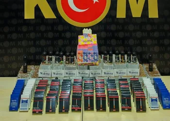 Tıra arkadan çarpan otomobilde 1 kişi öldü, 4 kişi yaralandı