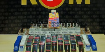 Tıra arkadan çarpan otomobilde 1 kişi öldü, 4 kişi yaralandı