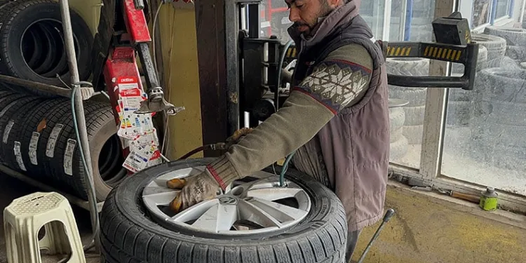 Lastikçilerde kış yoğunluğu başladı