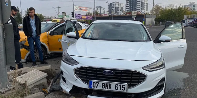 Diyarbakır’da iki otomobil çarpıştı: 1 yaralı