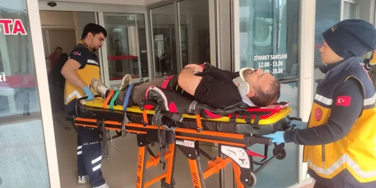Dönüş yapan otomobile çarpmamak için kayıp düştü