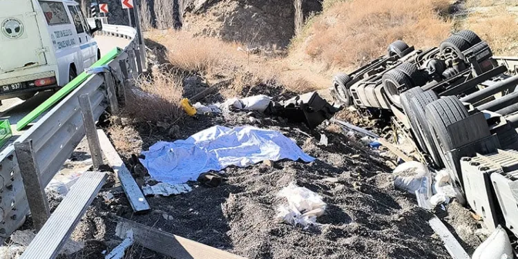 Tır sürücüsü aracından atladı ancak yine de hayatını kaybetti