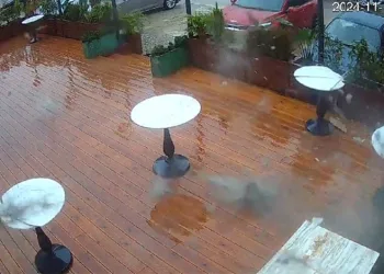 Binaya yıldırım düştüğü anlar kamerada