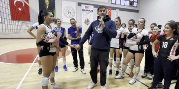 Kadın voleybolcuya sürpriz evlilik teklifi