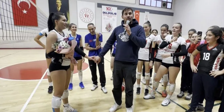 Kadın voleybolcuya sürpriz evlilik teklifi