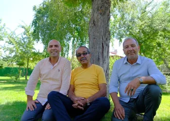 Van Gölü’ne dikkat çekmek için türkü yazıp klip çektiler