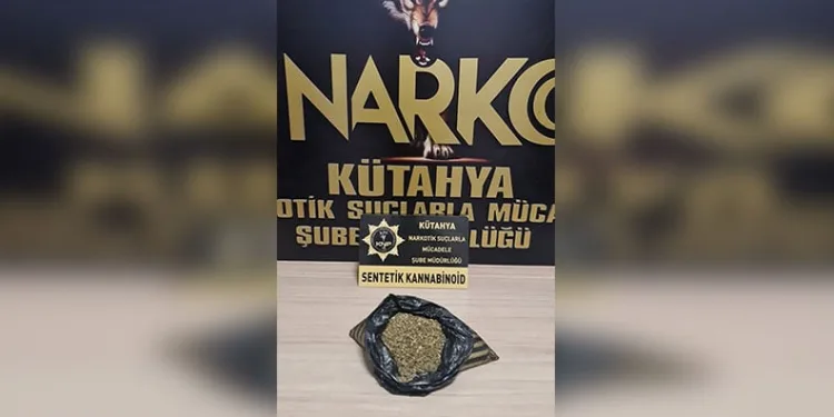 Mardin’de park halindeki otomobilden hırsızlık güvenlik kamerasına yansıdı