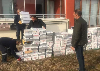 Biriken çöpleri toplayan işçi sırtından bıçaklandı