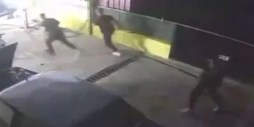 Kendilerini uyaran polislere saldırdılar