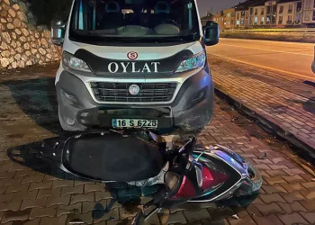 Bursa’da minibüs ile motosiklet kafa kafaya çarpıştı