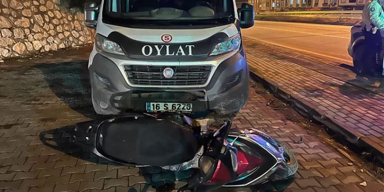 Bursa’da minibüs ile motosiklet kafa kafaya çarpıştı