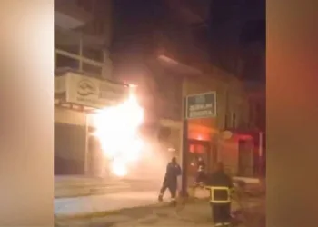 Beylikdüzü’nde bir inşaat firmasının yola döktüğü kum kazaya neden oldu