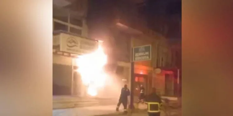 Beylikdüzü’nde bir inşaat firmasının yola döktüğü kum kazaya neden oldu