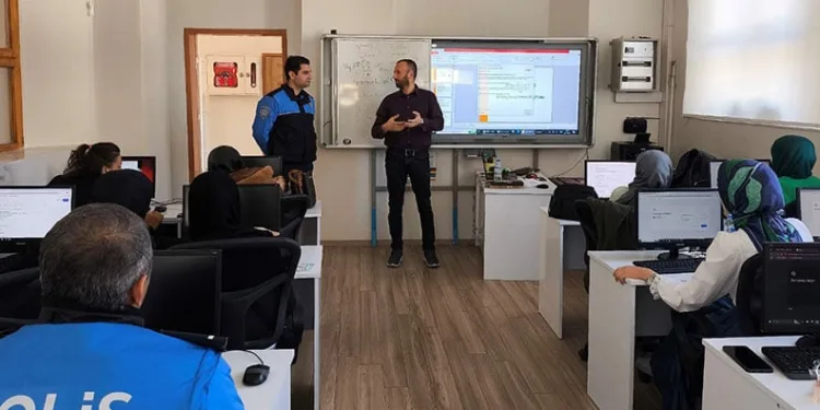 Niğde’de vatandaşlar dolandırıcılık ve sahte paraya karşı uyarıldı