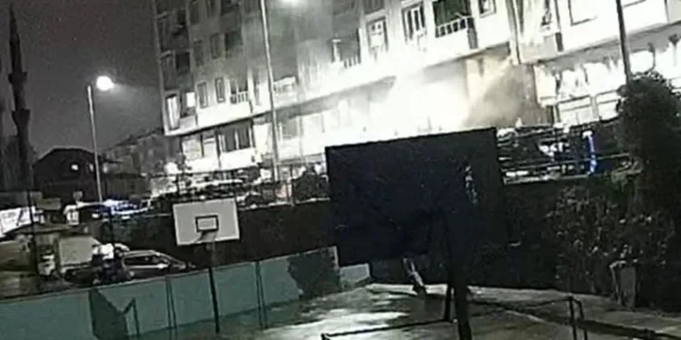 Toprak binanın arkasından girdi, önünden çıktı