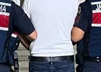 Seyir halindeki aracın kaputuna tutundu, dakikalarca ilerledi