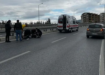 Motosikletinin plakasını okunmasın diye bereyle kapattı, cezadan kurtulamadı
