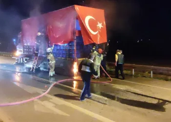 Bursa’da domates yüklü kamyon alevlere teslim oldu