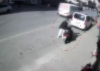 Park halindeki motosikletten cep telefonu çaldılar