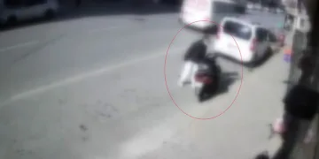 Park halindeki motosikletten cep telefonu çaldılar