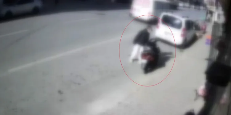 Park halindeki motosikletten cep telefonu çaldılar