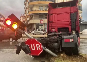 Serik’te tırlar çarpıştı: 1 yaralı