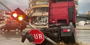 Serik’te tırlar çarpıştı: 1 yaralı