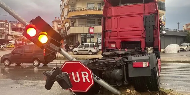 Serik’te tırlar çarpıştı: 1 yaralı