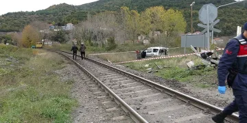 Kapalı bariyerden geçmek isteyen otomobile tren çarptı; 1’i ağır 2 yaralı