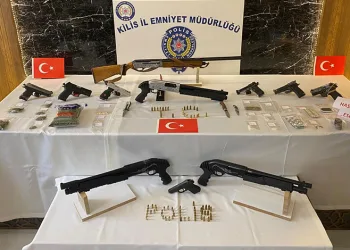 Yelkenli teknede 2 göçmen kaçakçısı ve 45 düzensiz göçmen yakalandı