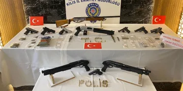 Yelkenli teknede 2 göçmen kaçakçısı ve 45 düzensiz göçmen yakalandı